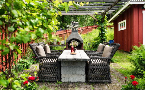 Viksjö Utsikten: Have, Busk, Blomsterkrukke, Møbel, Backyard, Udendørs Møbler, Landscaping, Stol, Udendørs Struktur