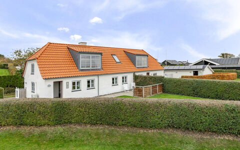 Arvi - 100M from the Sea: Boligområde, Busk, Hus, Hjem, Have, Estate, Skygge, Landscaping, Lawn