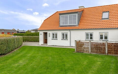 Arvi - 100M from the Sea: Boligområde, Busk, Hus, Hjem, Have, Estate, Skygge, Landscaping, Lawn