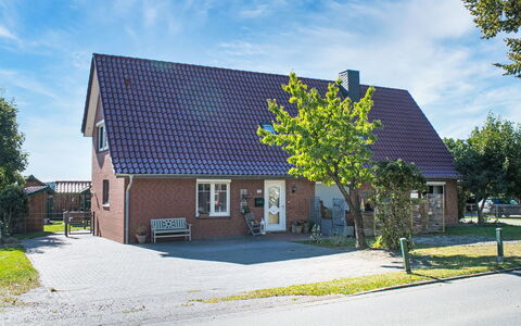 Die Dorfperle: Bygning, Hus, Tag, Hjem, Boligområde, Sommerhus, Kvarter, Arkitektur, Menneskelig Bosættelse, Indkørsel