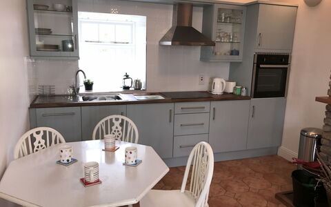 The Stables Holiday Cottage No 9: Møbel, Køkken, Indretning, Træ, Gulvbelægning, Køkken Apparat, Større Bandage, Countertop, Cabinetry, Etage