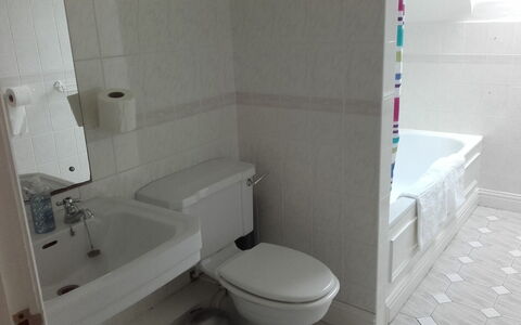 The Stables Holiday Cottage No 9: Badeværelse, Badeværelsesvask, Sanitærarmatur, Gulvbelægning, Etage, Håndvask, Indretning, Toilet, Hvid, Toiletbræt