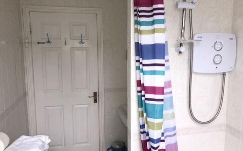 The Stables Holiday Cottage No 9: Badeværelse, Badeforhæng, Etage, Indretning, Sanitærarmatur, Toilet, Gulvbelægning, Toiletbræt, Værelse, Sengetøj