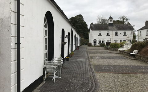 The Stables Holiday Cottage No 9: Busk, Indkørsel, Estate, Gård, Landscaping, Walkway, Hacienda, Cobblestone, Gårdsplads