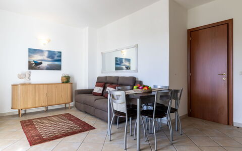 Arianna: Møbel, Indretning, Gulvbelægning, Etage, Værelse, Bord, Lejlighed, Couch, Loft, Stue