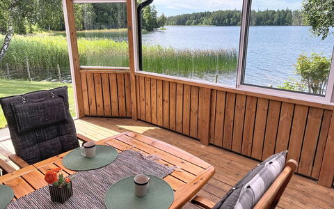 Hults-Kulla: Træ, Veranda, Møbel, Bejdse, Hårdttræ, Dæk, Udendørs Møbler, Skygge, Trægulve, Udendørs Struktur