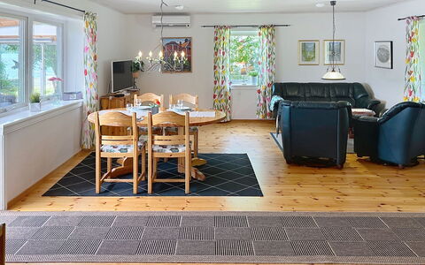 Hults-Kulla: Møbel, Gulvbelægning, Etage, Træ, Indretning, Loft, Trægulve, Bord, Couch, Stue