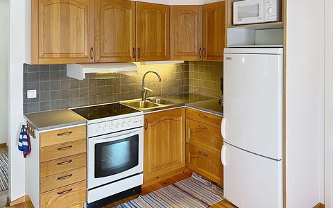 Hults-Kulla: Køkken, Køkken Apparat, Cabinetry, Countertop, Gulvbelægning, Møbel, Større Bandage, Træ, Etage, Indretning