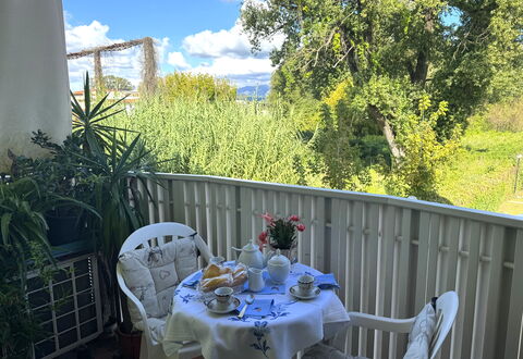 Liz: Møbel, Stol, Udendørs Møbler, Bord, Udendørs Bord, Altan, Veranda, Skygge, Backyard, Køkken & Spisebord