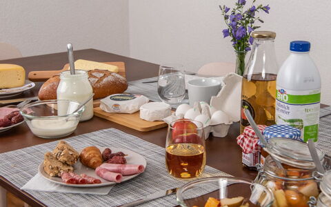 Montela Pavillon - Holiday Stay: Mad, Bordservice, Ingrediens, Serveware, Bord, Møbel, Tallerkner, Drinkware