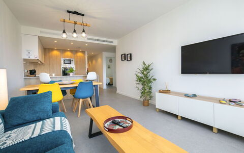 Bolnou Blue Sea: Indretning, Gulvbelægning, Lejlighed, Møbel, Etage, Loft, Værelse, Stol, Stue, Maling
