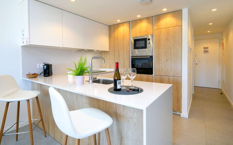 Bolnou Blue Sea: Møbel, Indretning, Køkken, Countertop, Gulvbelægning, Etage, Cabinetry, Træ, Trægulve, Loft