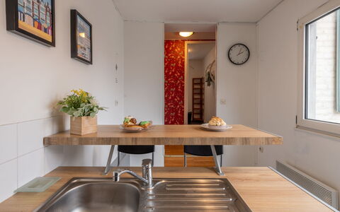 Vacances à la Mer pour Se Ressourcer: Møbel, Countertop, Køkken, Indretning, Træ, Gulvbelægning, Køkken Apparat, Loft, Lysarmatur, Hjem