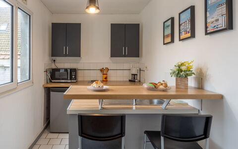 Vacances à la Mer pour Se Ressourcer: Møbel, Køkken, Countertop, Køkken Apparat, Cabinetry, Indretning, Større Bandage, Træ, Gulvbelægning, Husholdningsapparat