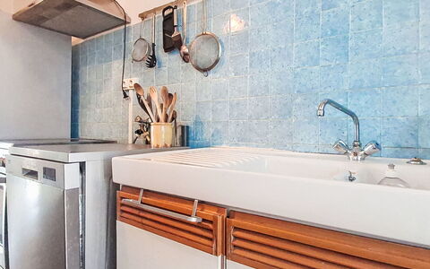 Baie du Soleil: Countertop, Køkken, Gulvbelægning, Indretning, Sanitærarmatur, Etage, Tap, Håndvask, Cabinetry, Flise