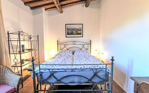 Steffi'S House: Møbel, Seng, Soveværelse, Indretning, Etage, Gulvbelægning, Loft, Sengetøj, Sengetøj, Værelse