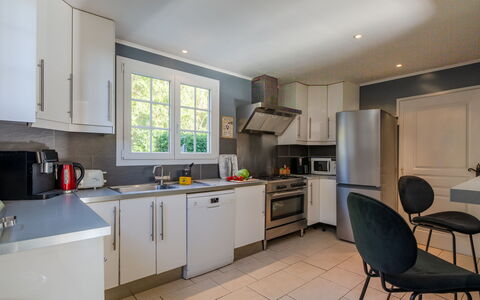 Villa Elica: Køkken, Køkken Apparat, Countertop, Større Bandage, Møbel, Indretning, Gulvbelægning, Cabinetry, Træ, Loft