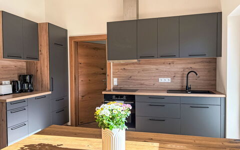 Leitner: Møbel, Køkken, Countertop, Cabinetry, Indretning, Gulvbelægning, Køkken Apparat, Træ, Etage, Større Bandage