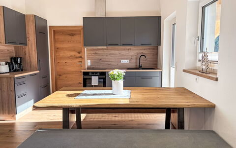 Leitner: Møbel, Gulvbelægning, Indretning, Træ, Etage, Køkken & Spisebord, Cabinetry, Bord, Countertop, Køkken