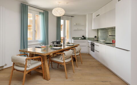 Résidence Terrazza 1: Møbel, Indretning, Gulvbelægning, Stol, Etage, Bord, Spisestue, Lysarmatur, Træ, Køkken & Spisebord