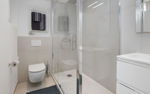 Résidence Terrazza 1: Badeværelse, Indretning, Gulvbelægning, Etage, Sanitærarmatur, Væg, Badeværelsesskab, Spejl, Toilet, Vvs