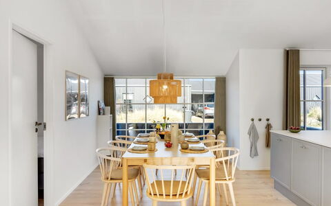 Eida - 500M from the Sea: Møbel, Gulvbelægning, Indretning, Træ, Spisestue, Køkken & Spisebord, Etage, Loft, Bord, Stol