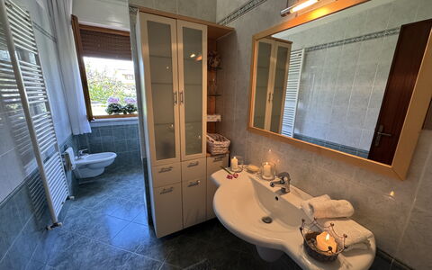 Villa Lory: Sanitærarmatur, Gulvbelægning, Håndvask, Indretning, Badeværelsesvask, Etage, Tap, Badeværelse, Vvs, Værelse