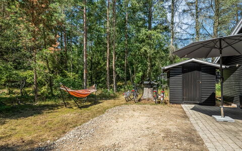 Lökea - from the Sea: Træ, Cykel, Sommerhus, Garden Bygninger, Woodland, Skygge, Cykelhjul, Have