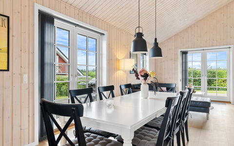 Rixa - 350M from the Sea: Hjem, Møbel, Loft, Køkken & Spisebord, Lysarmatur, Spisestue, Stol, Trægulve, Lysekrone, Hårdttræ
