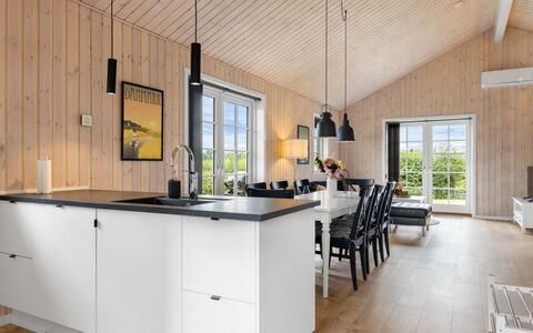 Rixa - 350M from the Sea: Træ, Gulvbelægning, Countertop, Køkken, Møbel, Etage, Indretning, Hjem, Trægulve, Loft