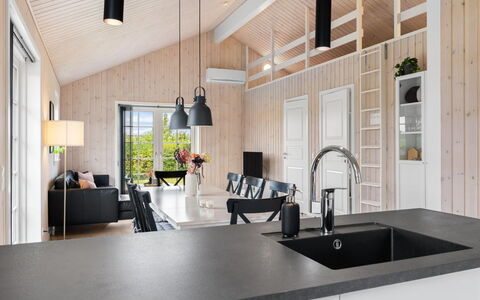 Rixa - 350M from the Sea: Træ, Gulvbelægning, Køkken, Countertop, Trægulve, Køkken & Spisebord, Hårdttræ, Tap, Naturmateriale, Stol