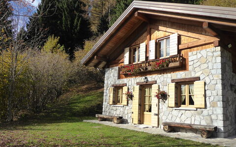 Chalet Genzianella: Bygning, Træ, Hus, Tag, Sommerhus, Hjem, Landdistrikt, Dør, Stuehus, Landsby
