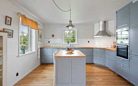 Teåker: Gulvbelægning, Køkken, Træ, Cabinetry, Etage, Køkken Apparat, Indretning, Countertop, Skuffe, Hjem