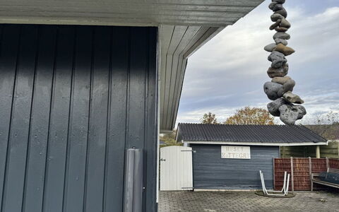 Kalle - from the Sea: Boligområde, Busk, Hus, Hjem, Have, Estate, Skygge, Landscaping, Lawn