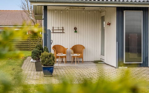 Kalle - from the Sea: Boligområde, Busk, Hus, Hjem, Have, Estate, Skygge, Landscaping, Lawn