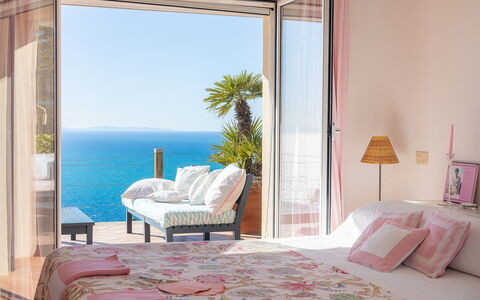 La Terrazza sul Mare: Møbel, Indretning, Soveværelse, Sengetøj, Textile, Seng, Hjem, Etage, Belysning, Værelse