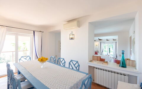 La Terrazza sul Mare: Møbel, Indretning, Gulvbelægning, Træ, Bord, Loft, Stol, Etage, Spisestue, Køkken & Spisebord