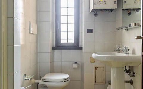 Relais de Ricci: Sanitærarmatur, Gulvbelægning, Badeværelse, Toiletbræt, Toilet, Etage, Håndvask, Vvs, Badeværelsesvask, Tap