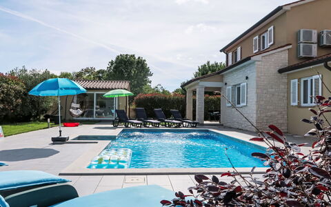 Istria Queen: Svømmepøl, Udvej, Udendørs Møbler, Fritid, Estate, Stol, Eco Hotel, Villa, Water Feature, Paraply
