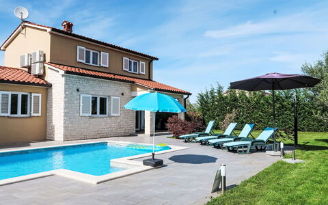 Istria Queen: Svømmepøl, Udvej, Boligområde, Udendørs Møbler, Hjem, Hus, Kompositmateriale, Estate, Thermae, Stol