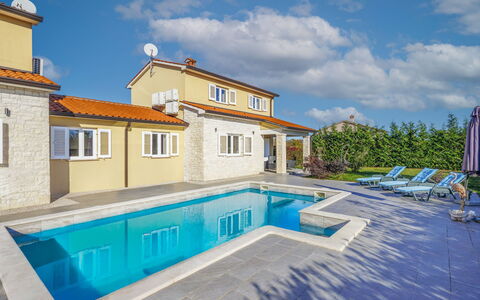 Istria Queen: Blå, Svømmepøl, Boligområde, Hjem, Hus, Udvej, Tag, Kompositmateriale, Estate, Eco Hotel
