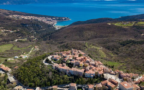 Istria Queen: Bjergrige Landskabsformer, Bakke, Highland, Landskab, Boligområde, Hill Station, Fugleperspektiv, Terræn, Landsby, Forstad