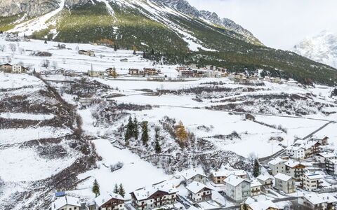 The Silent Sylva: Lejlighed, Urban Design, Altan, Ejerlejlighed, Stol, Hotel, Stueplante, Køkken & Spisebord