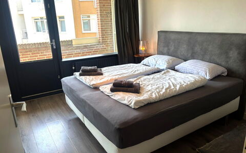 Bella: Møbel, Træ, Soveværelse, Gulvbelægning, Etage, Indretning, Seng, Værelse, Bed Frame, Sengetøj