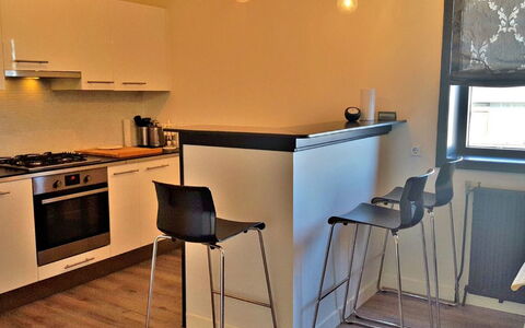 Bella: Møbel, Indretning, Gulvbelægning, Etage, Træ, Køkken, Countertop, Stol, Loft, Belysning