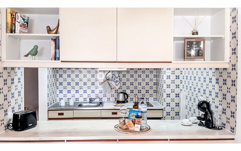 Anamar - Sunny Way: Indretning, Gulvbelægning, Køkken, Etage, Countertop, Flise, Cabinetry, Reoler, Skab, Design
