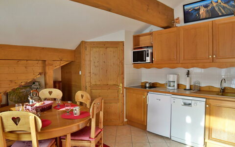 Balcons des Pistes C: Indretning, Møbel, Loft, Værelse, Cabinetry, Bejdse, Hårdttræ, Skab, Skuffe, Stol