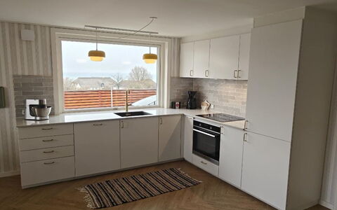 Rikulf - 150M from the Sea: Køkken, Køkken Apparat, Countertop, Gulvbelægning, Cabinetry, Indretning, Møbel, Etage, Større Bandage, Træ