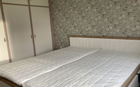 Rikulf - 150M from the Sea: Træ, Møbel, Soveværelse, Gulvbelægning, Seng, Etage, Indretning, Bed Frame, Sengetøj, Sengetøj