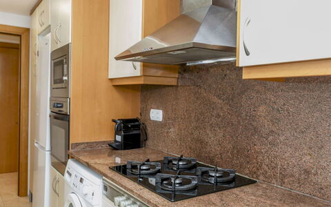 Nadina: Køkken, Køkken Apparat, Countertop, Større Bandage, Gulvbelægning, Cabinetry, Komfur, Etage, Gaskomfur, Komfur
